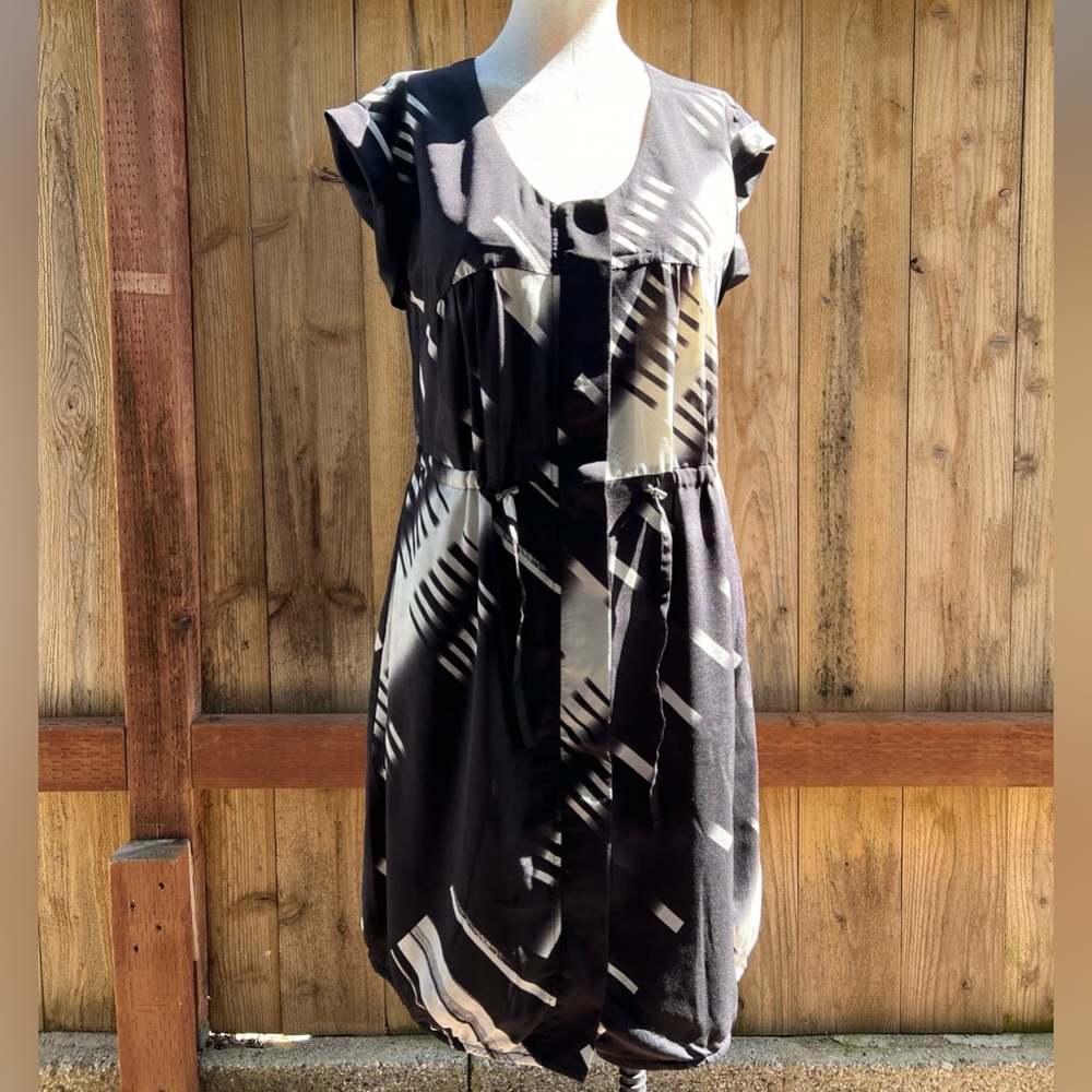 Cute black and white geometric patterned dress. Size 8.